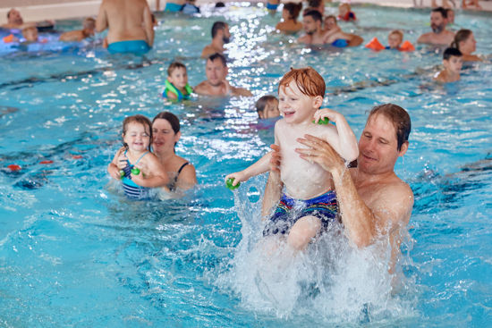 Bild von Eltern Kinder Schwimmkurs