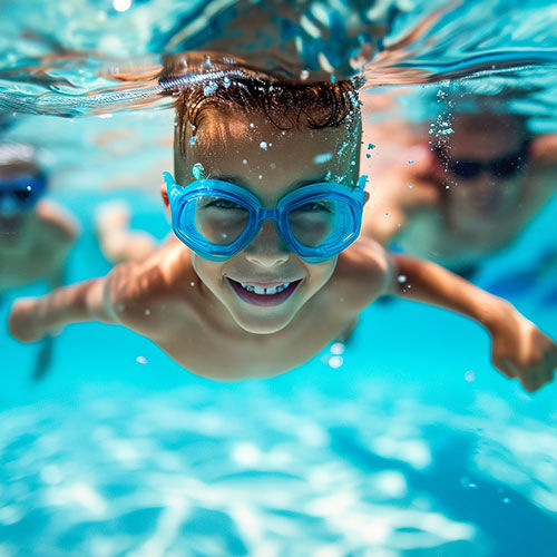 Junge im Wasser mit Schwimmbrille
